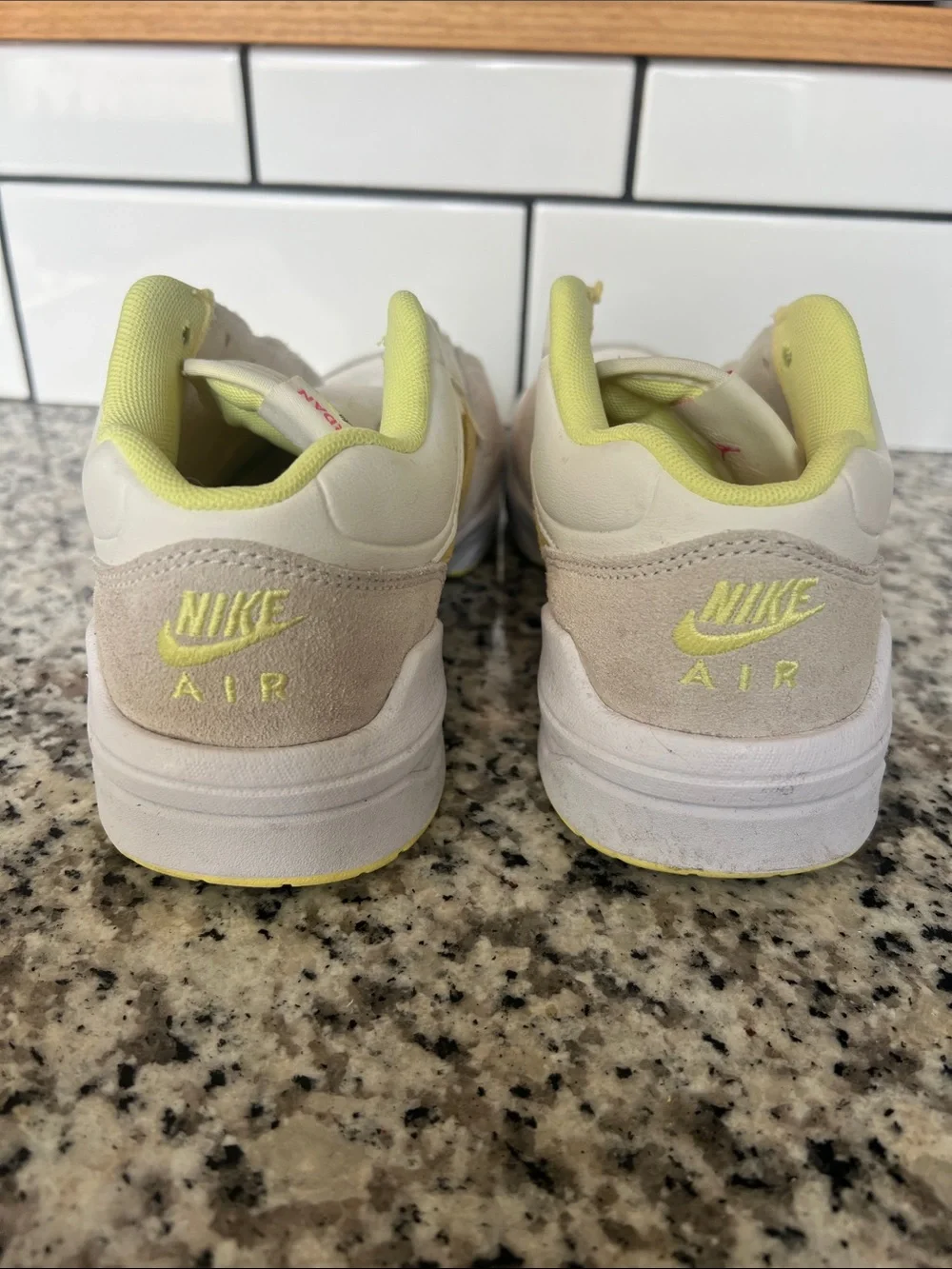 Nike Kids Low-Top Sneakers in Cream with Yellow Swoosh